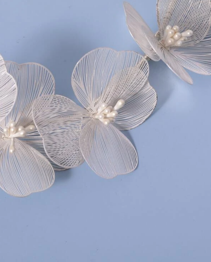 GRINALDA B392 (2) Grinalda de noiva prata flexível com flores rendadas e pérolas