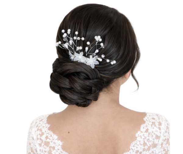 Arranjo de cabelo noiva delicado com flores e ramos de pérolas em coque