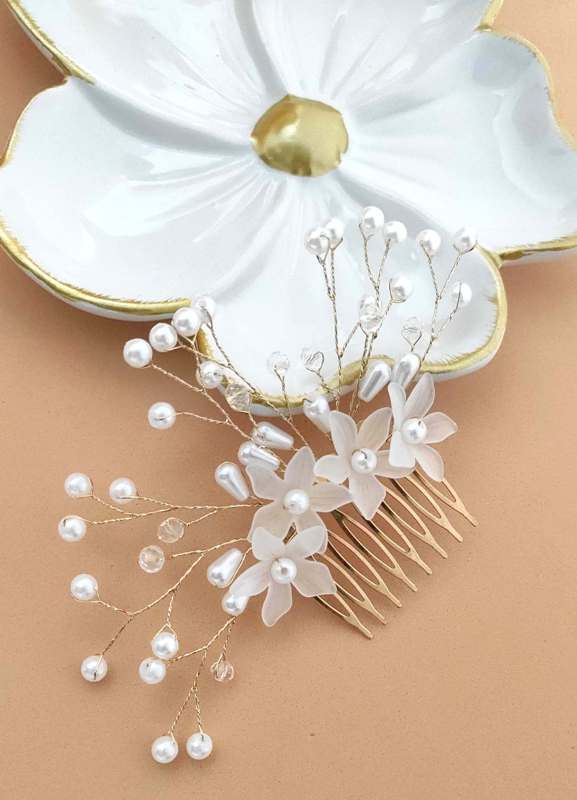 Grinalda floral branca delicada com cristais e fio aramado invisível