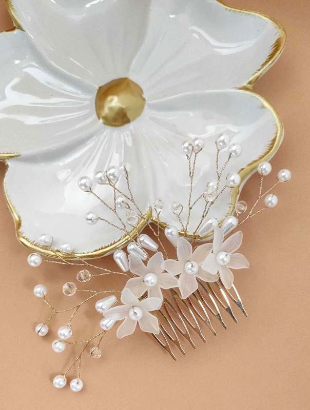 Grinalda floral branca delicada com cristais e fio aramado invisível