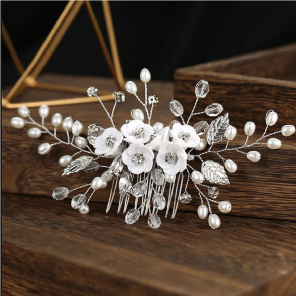 Grinalda de flores brancas para noiva com ramos de cristais prata