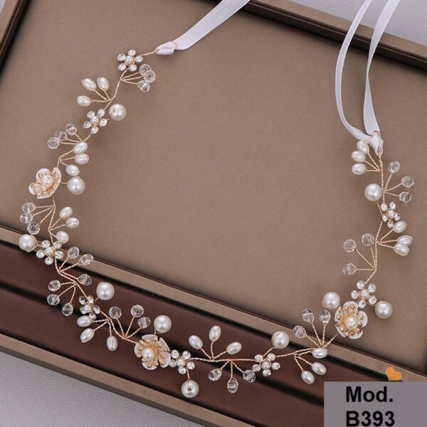 Tiara aramada flexível para noiva com cristais e pérolas em penteado solto