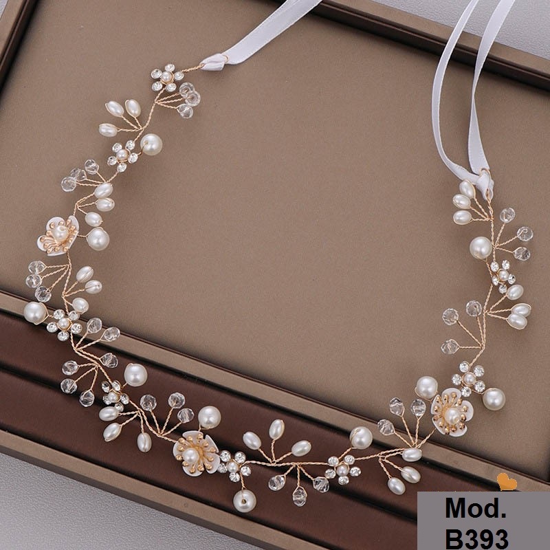 Tiara aramada flexível para noiva com cristais e pérolas em penteado solto