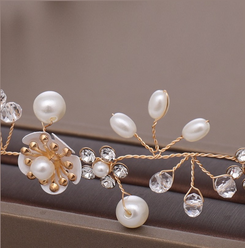 Tiara aramada flexível para noiva com cristais e pérolas em penteado solto