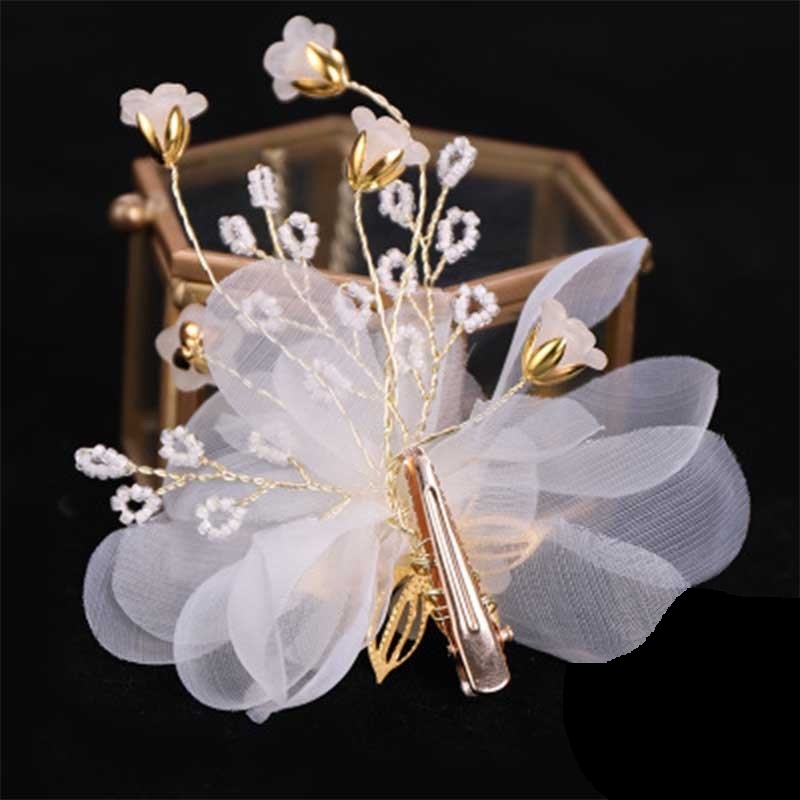 Presilha de cabelo noiva flor de tule branca com detalhes dourados