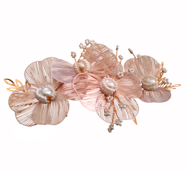 Grinalda noiva flores aramadas rendadas rosé e pérolas