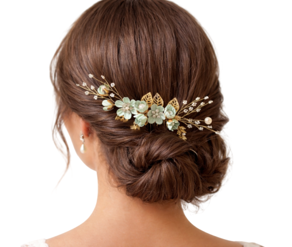 Arranjo de cabelo boho verde sálvia com flores e pérolas dourado