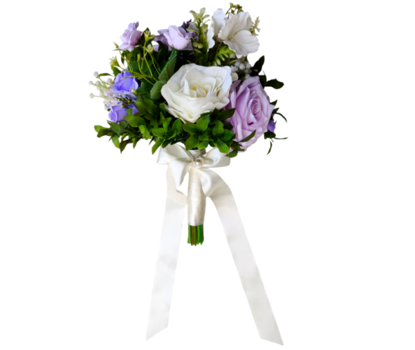 Buquê de noiva permanente e delicado com rosas artificiais off-white, lilases e roxas, folhagens verdes e cabo envolvido em fita de cetim off-white com laço e detalhe em pérola