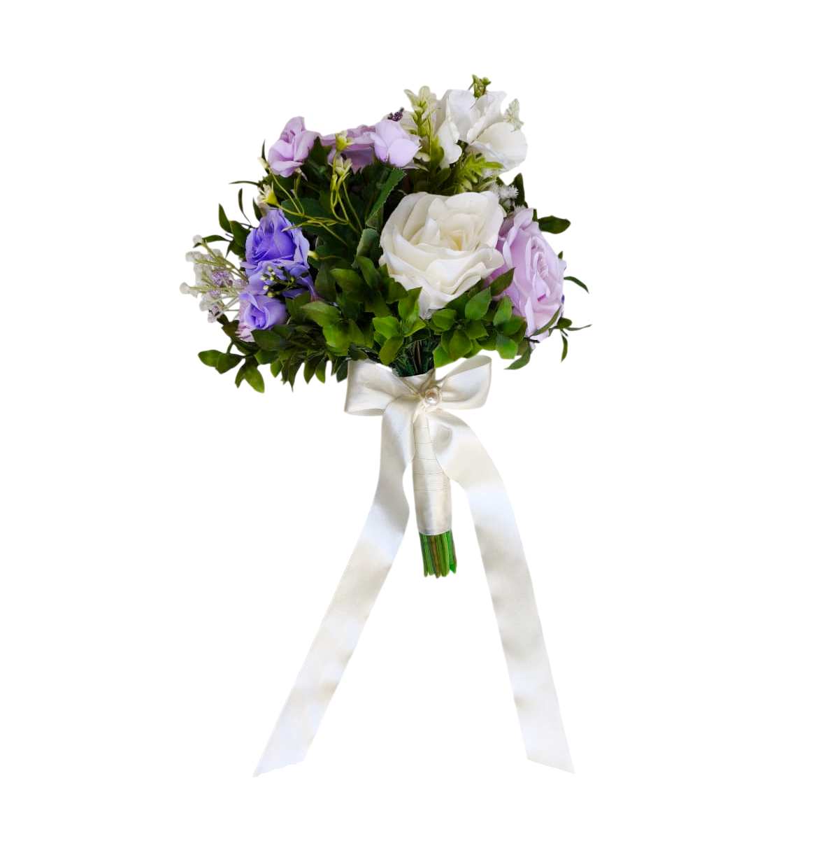Buquê de noiva permanente e delicado com rosas artificiais off-white, lilases e roxas, folhagens verdes e cabo envolvido em fita de cetim off-white com laço e detalhe em pérola