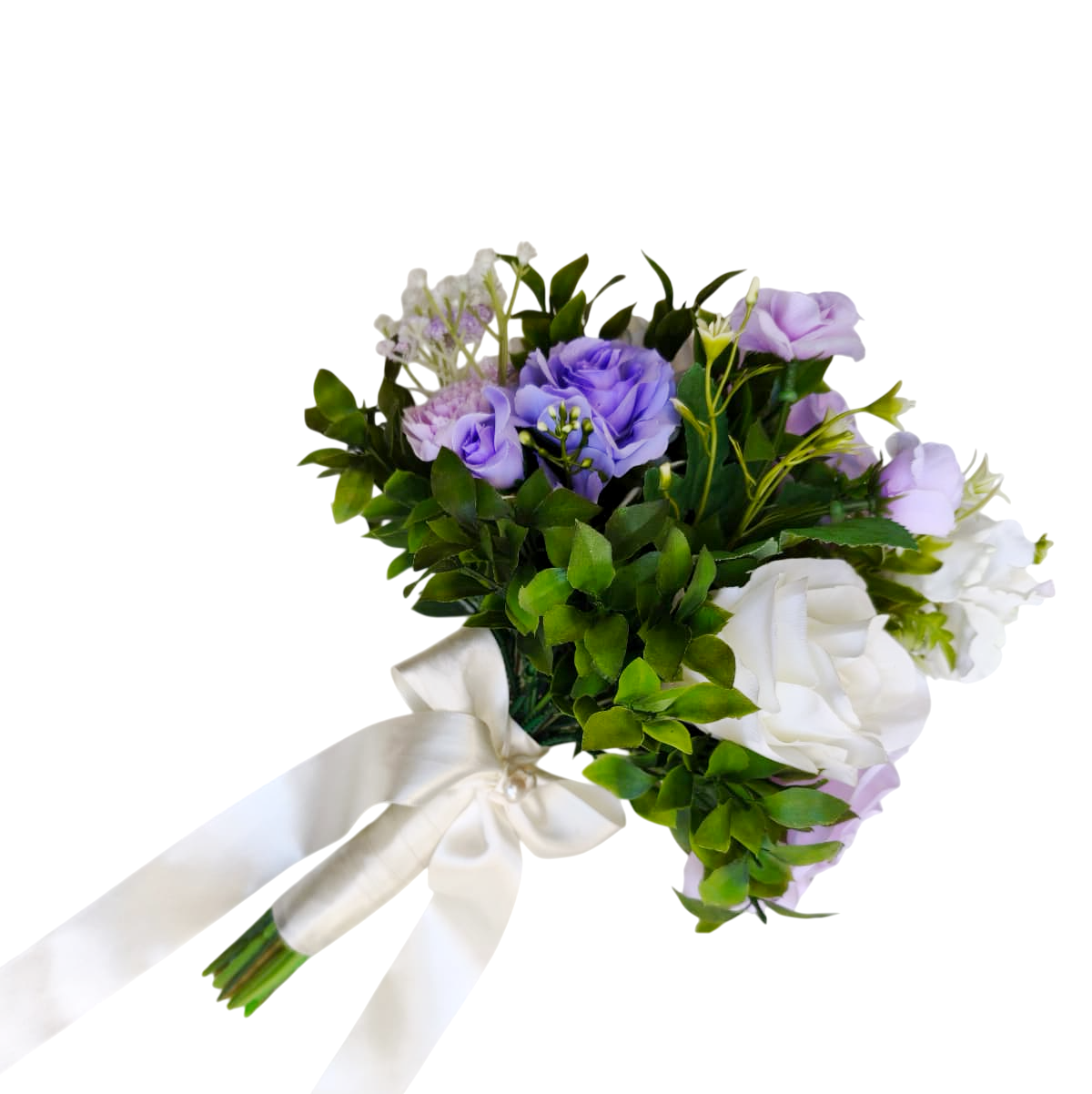 Buquê de noiva permanente e delicado com rosas artificiais off-white, lilases e roxas, folhagens verdes e cabo envolvido em fita de cetim off-white com laço e detalhe em pérola