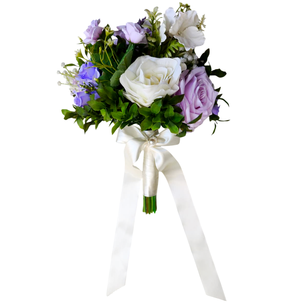 Buquê de noiva permanente e delicado com rosas artificiais off-white, lilases e roxas, folhagens verdes e cabo envolvido em fita de cetim off-white com laço e detalhe em pérola