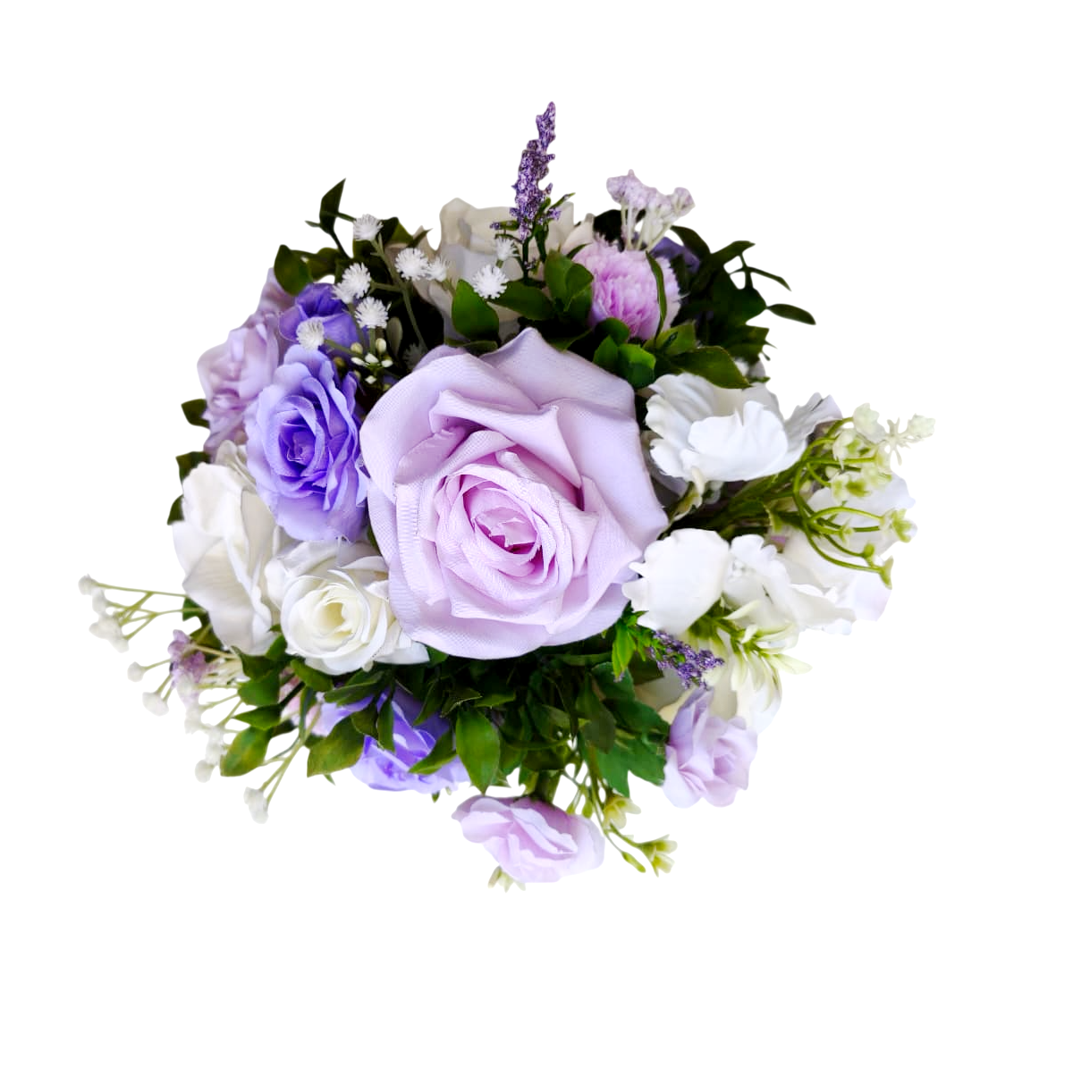 Buquê de noiva permanente e delicado com rosas artificiais off-white, lilases e roxas, folhagens verdes e cabo envolvido em fita de cetim off-white com laço e detalhe em pérola