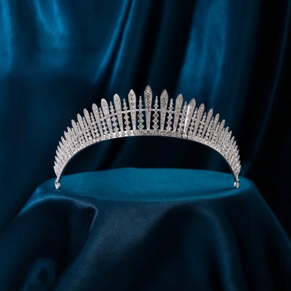tiara coroa de noiva clássica de strass prateada com design de pontas em cristais strass lapidados