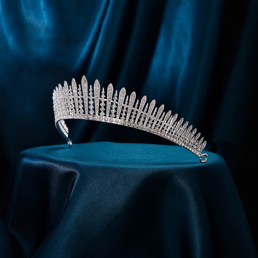 tiara coroa de noiva clássica de strass prateada com design de pontas em cristais strass lapidados