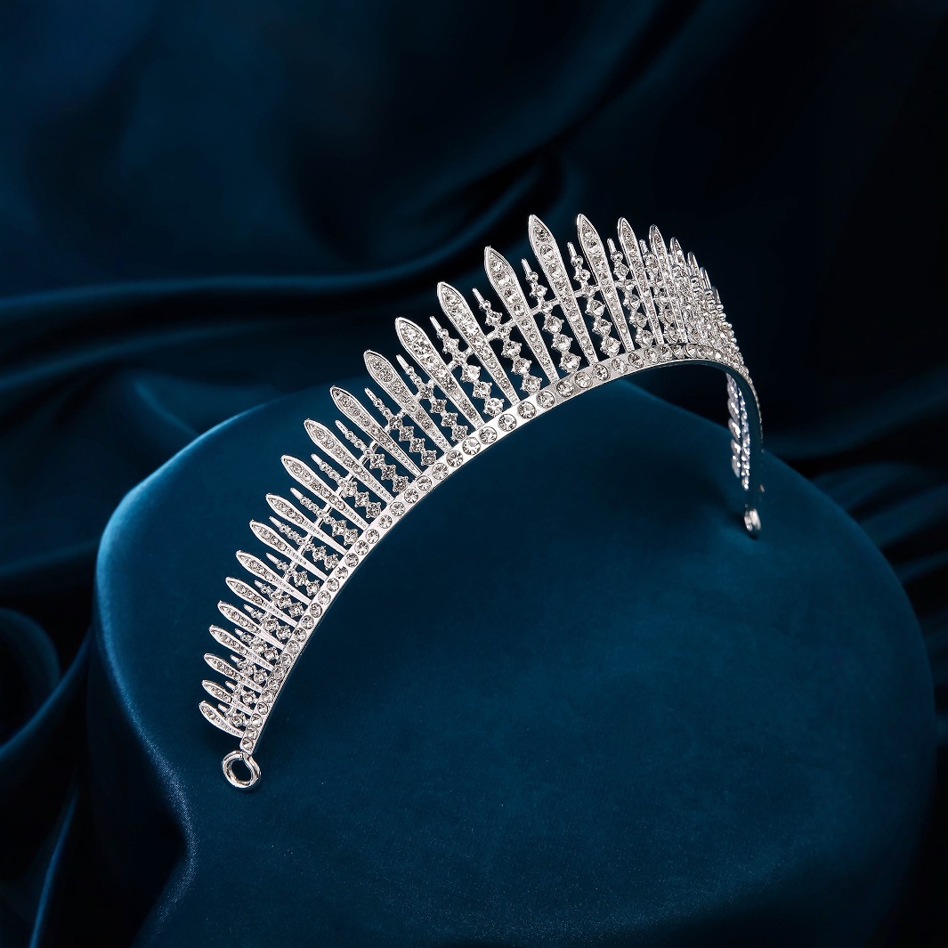 tiara coroa de noiva clássica de strass prateada com design de pontas em cristais strass lapidados