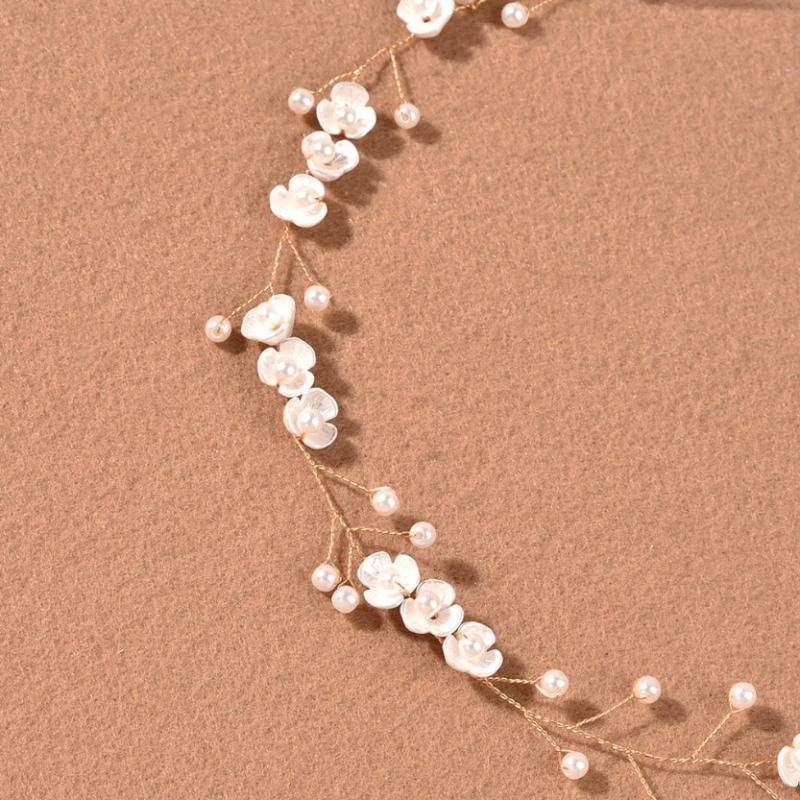 Tiara aramada flexível para noiva com cristais e pérolas em penteado solto