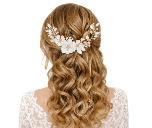 Grinalda floral branca acetinada com detalhes em pérolas