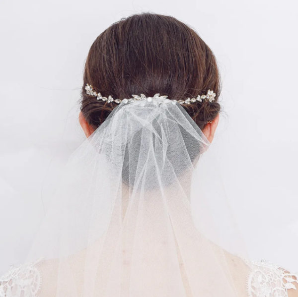 Acessório de cabelo para noiva semi-preso com pontos de luz