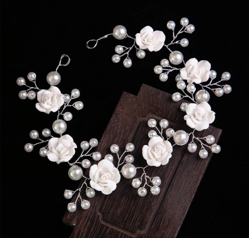 Tiara aramada flexível para noiva com cristais flores brancas e pérolas em penteado solto
