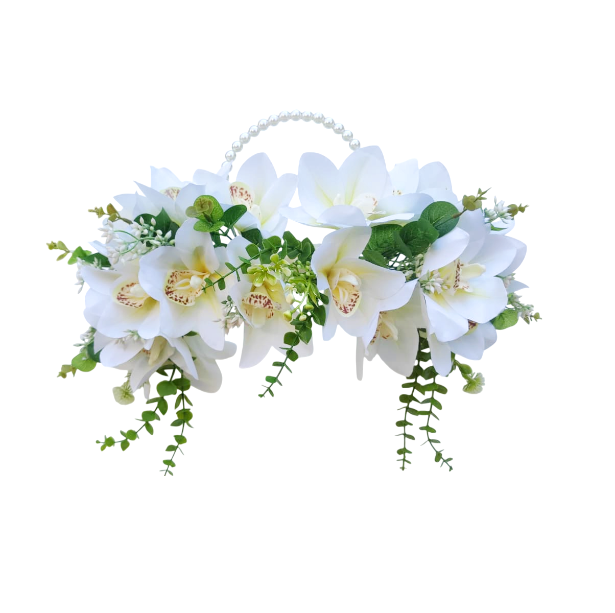 Buquê bolsa para noiva com orquídeas permanentes brancas, folhagens delicadas e alça de pérolas luxo para casamento civil.