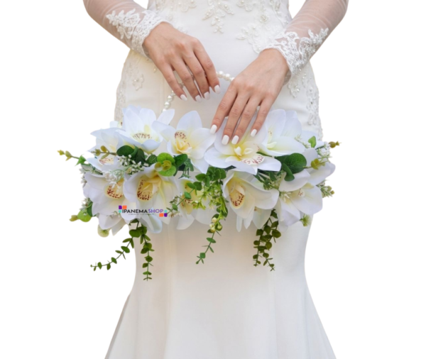 Buquê bolsa para noiva com orquídeas permanentes brancas, folhagens delicadas e alça de pérolas luxo para casamento civil.