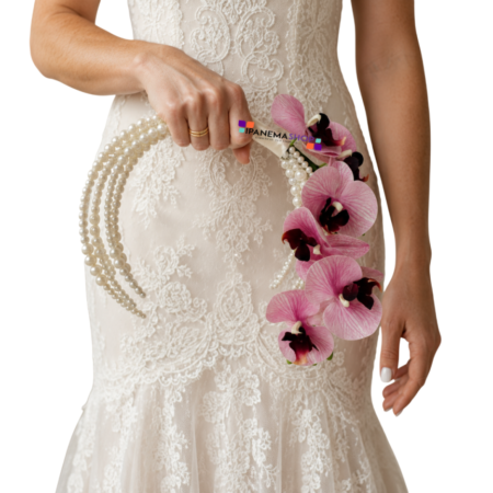 Buquê Bolsa de Noiva com Orquídeas e Pérolas Hoop Bouquet – Buquê Moderno