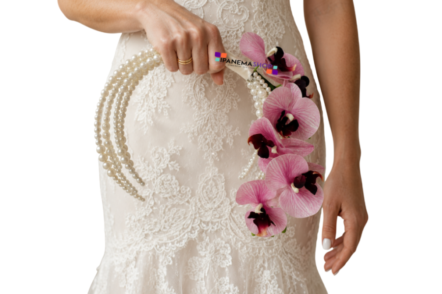 Buquê Bolsa de Noiva com Orquídeas e Pérolas Hoop Bouquet – Buquê Moderno