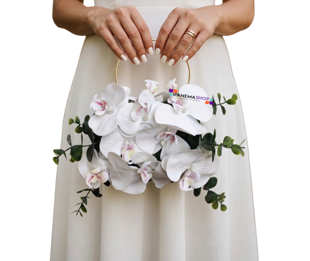 BUQUE BOLSA IPANEMASHOP - BN181 (1) Noiva com vestido branco de casamento civil segurando mini bolsa buquê de orquídeas com alça dourada