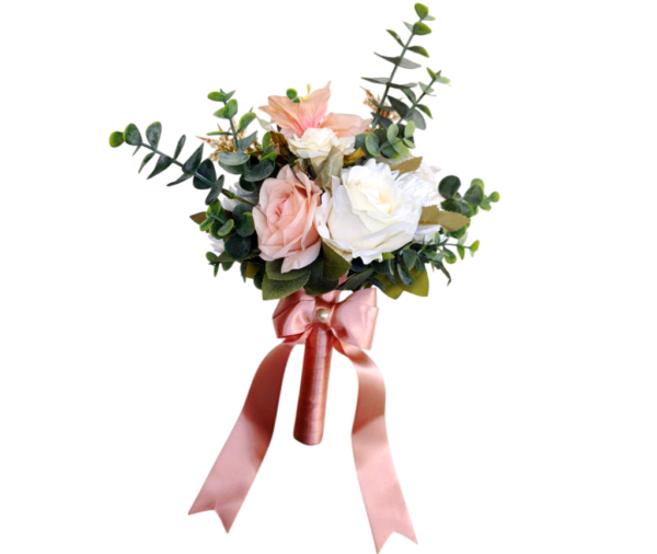 Buquê de noiva permanente com rosas artificiais nas cores rosa claro e branco, folhagens de eucalipto e cabo envolvido em fita de cetim rosé com laço e pérola.