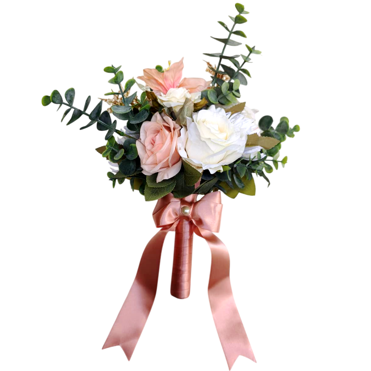 buque BN179 (6) Buquê de noiva permanente com rosas artificiais nas cores rosa claro e branco, folhagens de eucalipto e cabo envolvido em fita de cetim rosé com laço e pérola.