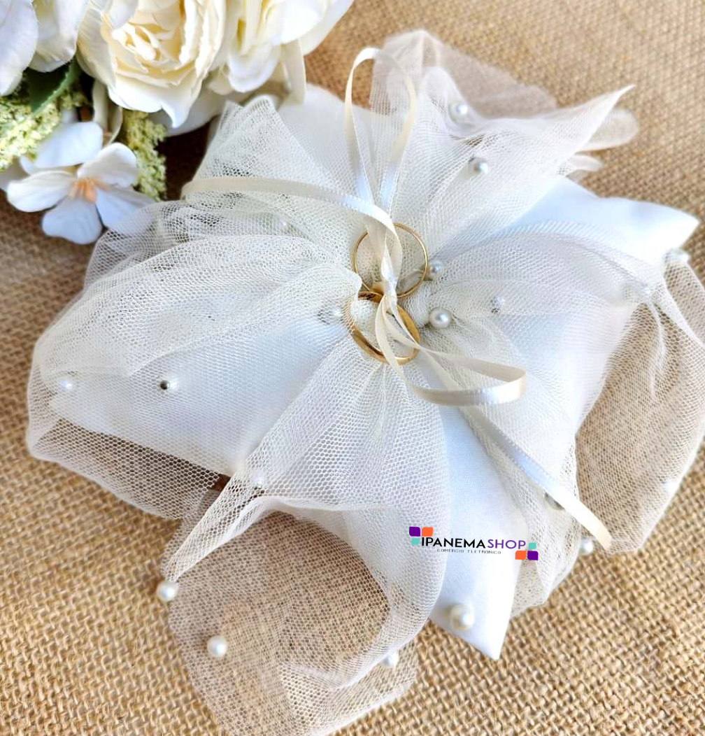 Porta alianças de casamento em almofada de tule decorado com pérolas e fita de cetim IpanemaShop