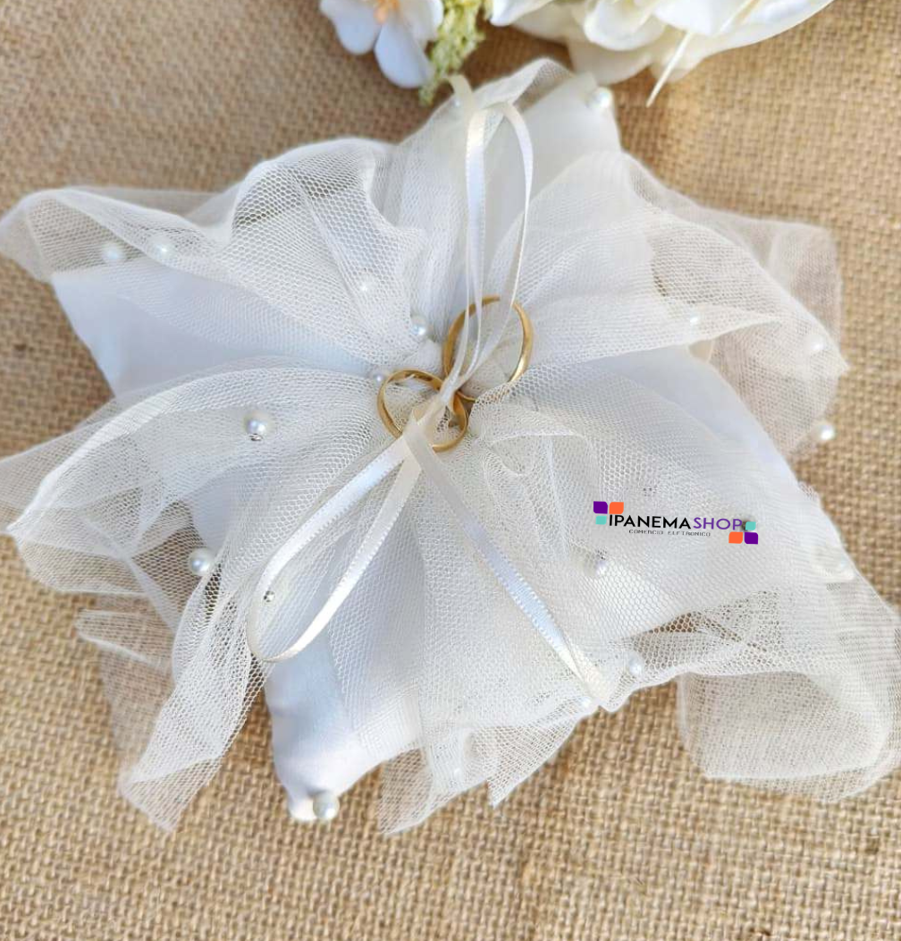 Porta alianças de casamento em almofada de tule decorado com pérolas e fita de cetim IpanemaShop
