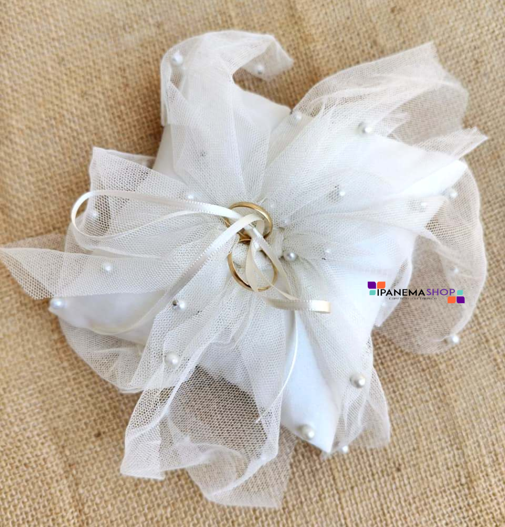 Porta alianças de casamento em almofada de tule decorado com pérolas e fita de cetim IpanemaShop